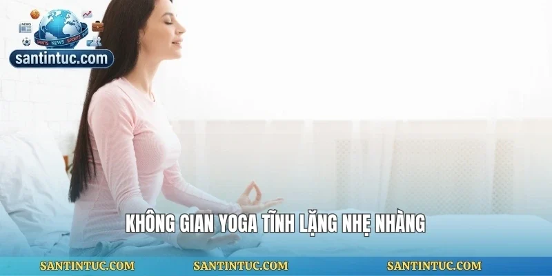 Không gian yoga tĩnh lặng nhẹ nhàng